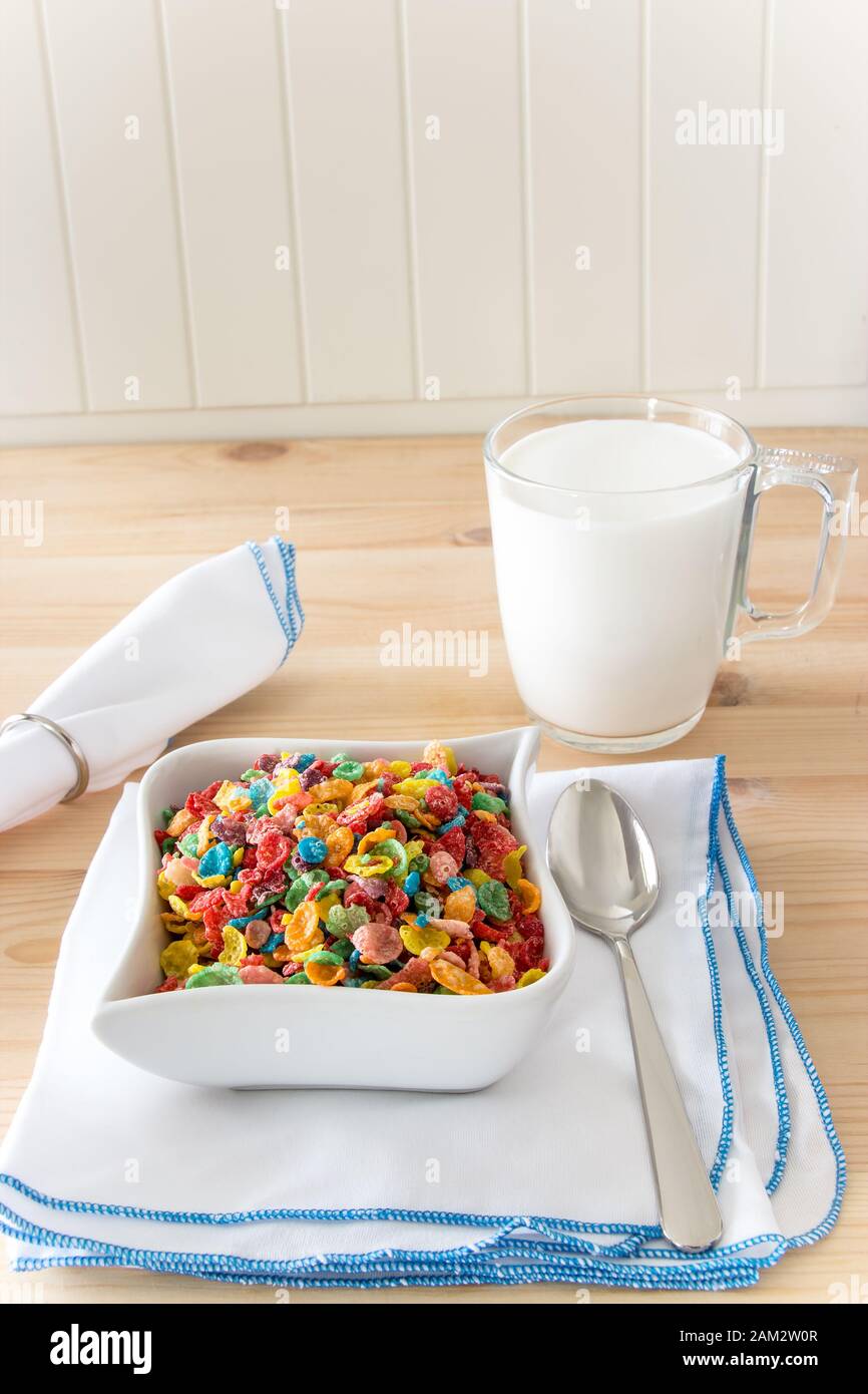 Petit déjeuner rapide et sain pour les enfants. Céréales de riz colorées pour enfants sur fond de bois. Espace de copie Banque D'Images