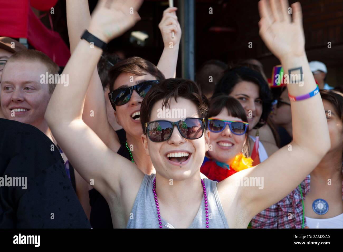 Les participants au défilé de fierté se réveilent et applaudissant avec les armes soulevées, Vancouver Pride Festival 2014, Vancouver, Canada Banque D'Images