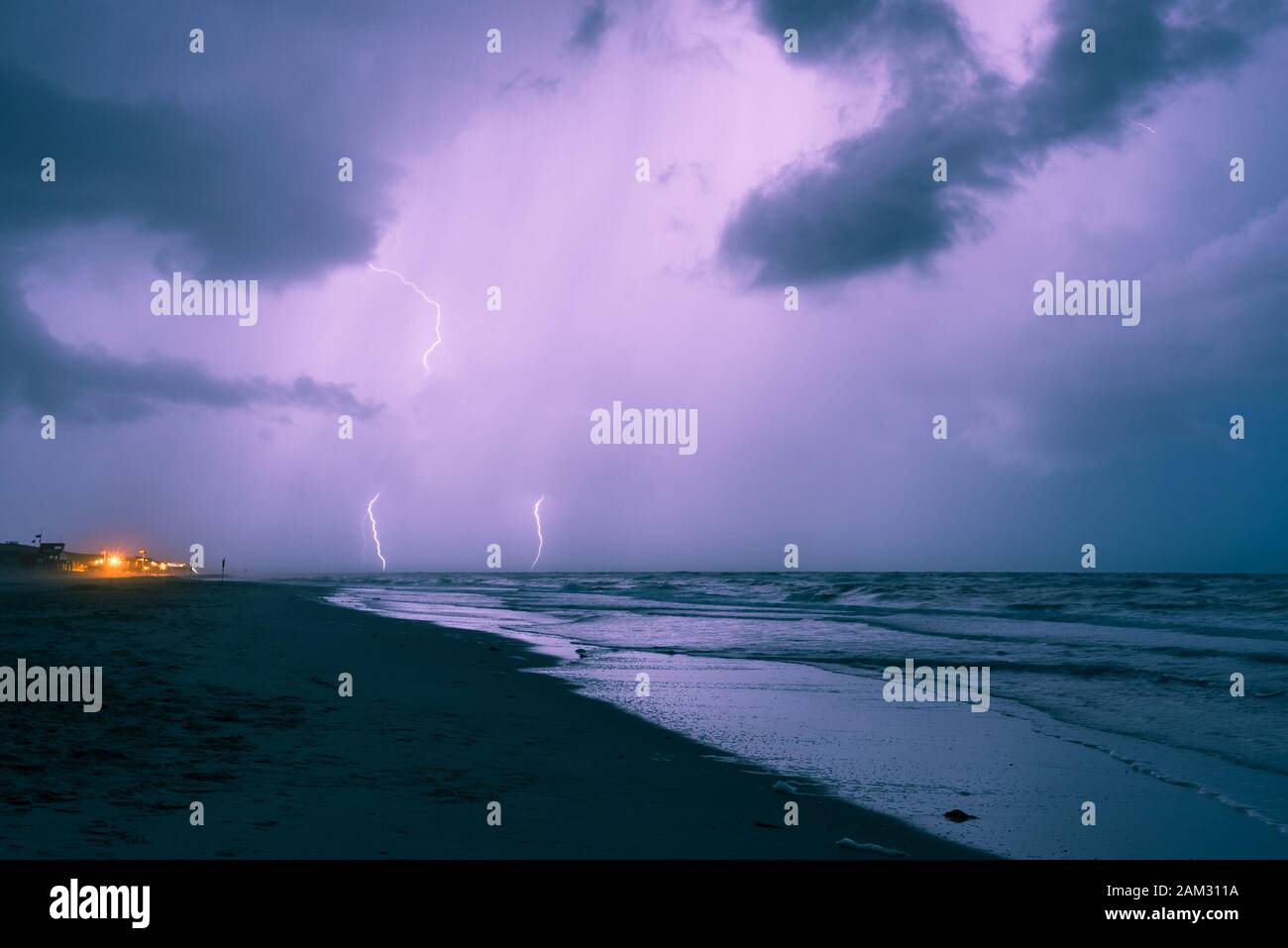 La foudre d'un orage sur la mer Banque D'Images