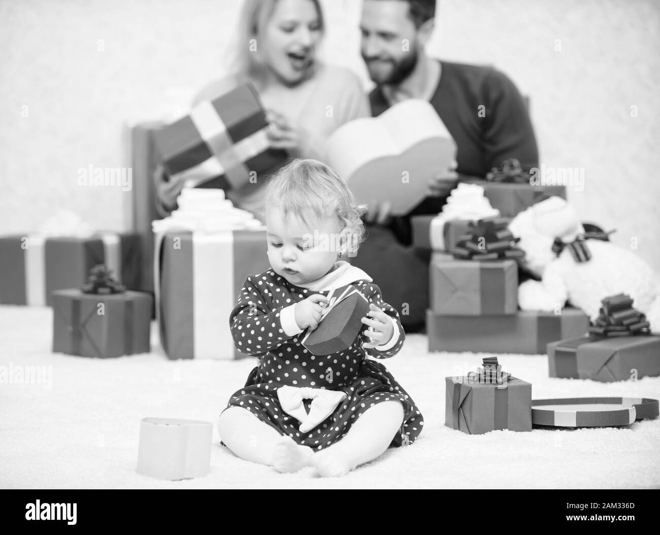 L'amour de joie et de bonheur. Parenthood récompensé par l'amour. Famille amour concept. Célébrer la saint valentin. Couple in love with baby toddler célébrer anniversaire. Heureux d'être ensemble. Les valeurs familiales. Banque D'Images