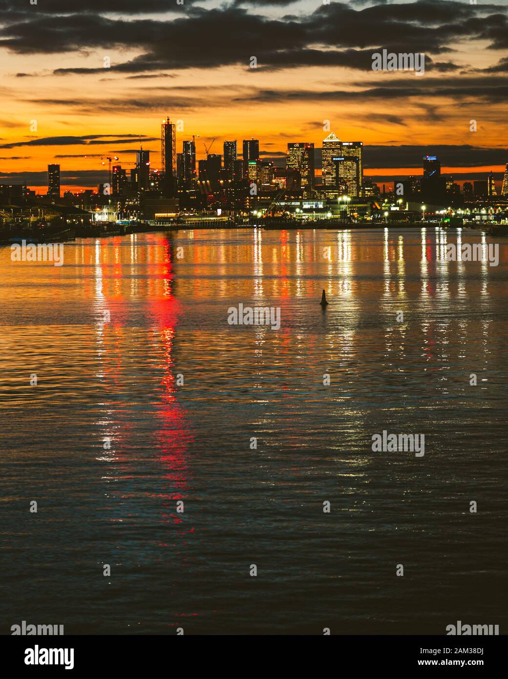 La vue vers Canary Wharf depuis l'aéroport de la ville, Londres, Royaume-Uni Banque D'Images