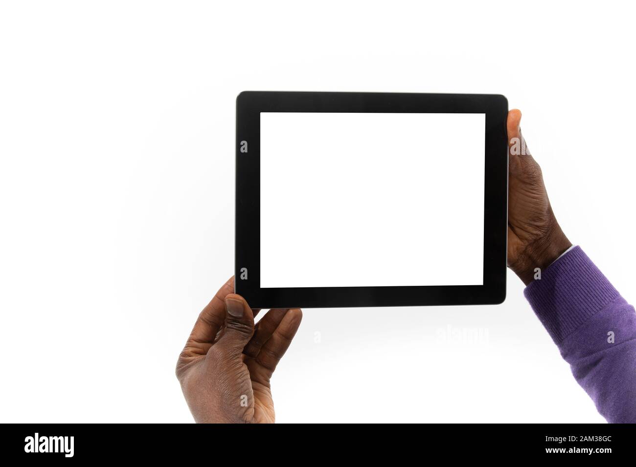 Vue de derrière un homme africain tenant une tablette ordinateur dans ses mains Banque D'Images