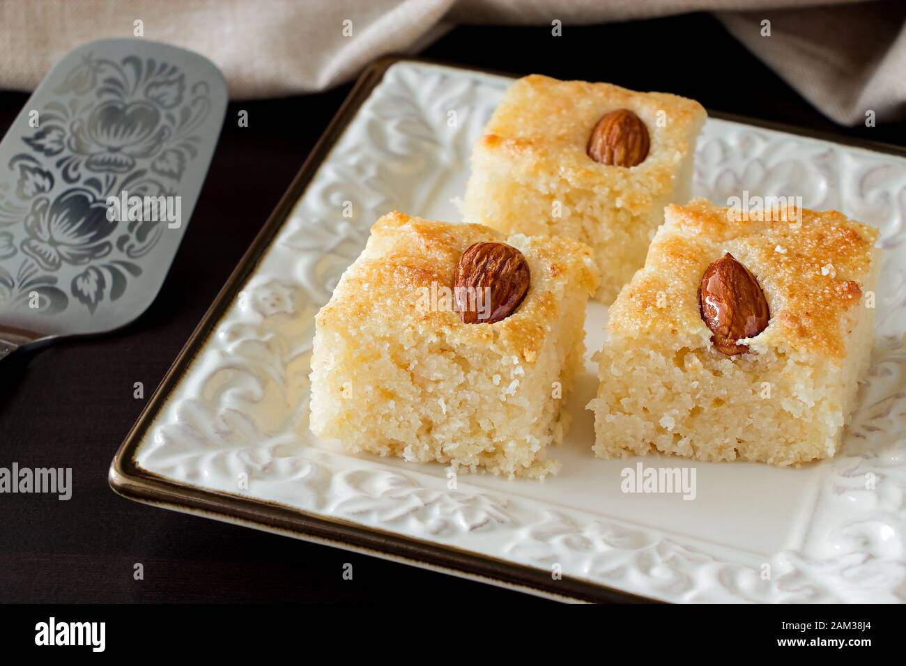 Gros Plan Trois Pieces Basbousa Traditionnel Arabe Semolina Gateau Avec Almond Nuts Orange Blossom Eau Espace De Copie Fond Sombre Photo Stock Alamy