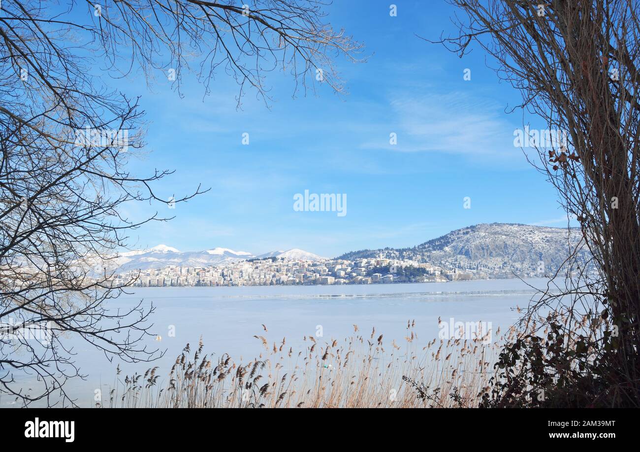 Le lac Orestiada et la ville de Kastoria en Grèce sont recouverts de neige Banque D'Images