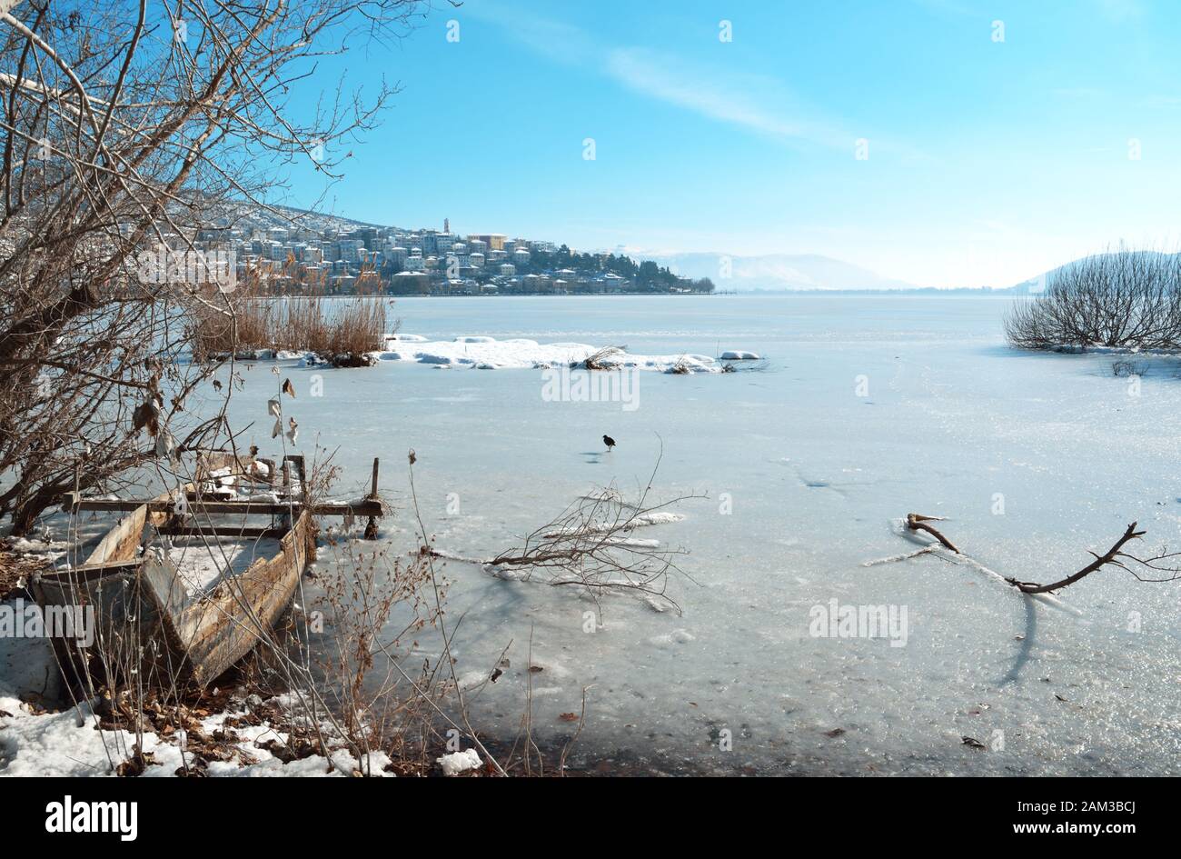 Paysage d'hiver dans le lac Orestiada et la ville Kastoria comme arrière-plan Banque D'Images