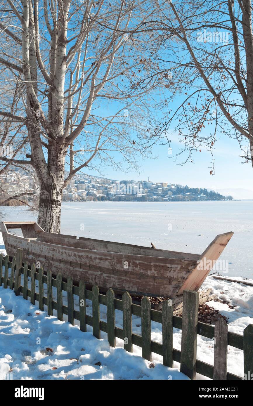 Belle scène de neige d'hiver dans le lac Orestiada à Kastoria , Grèce Banque D'Images