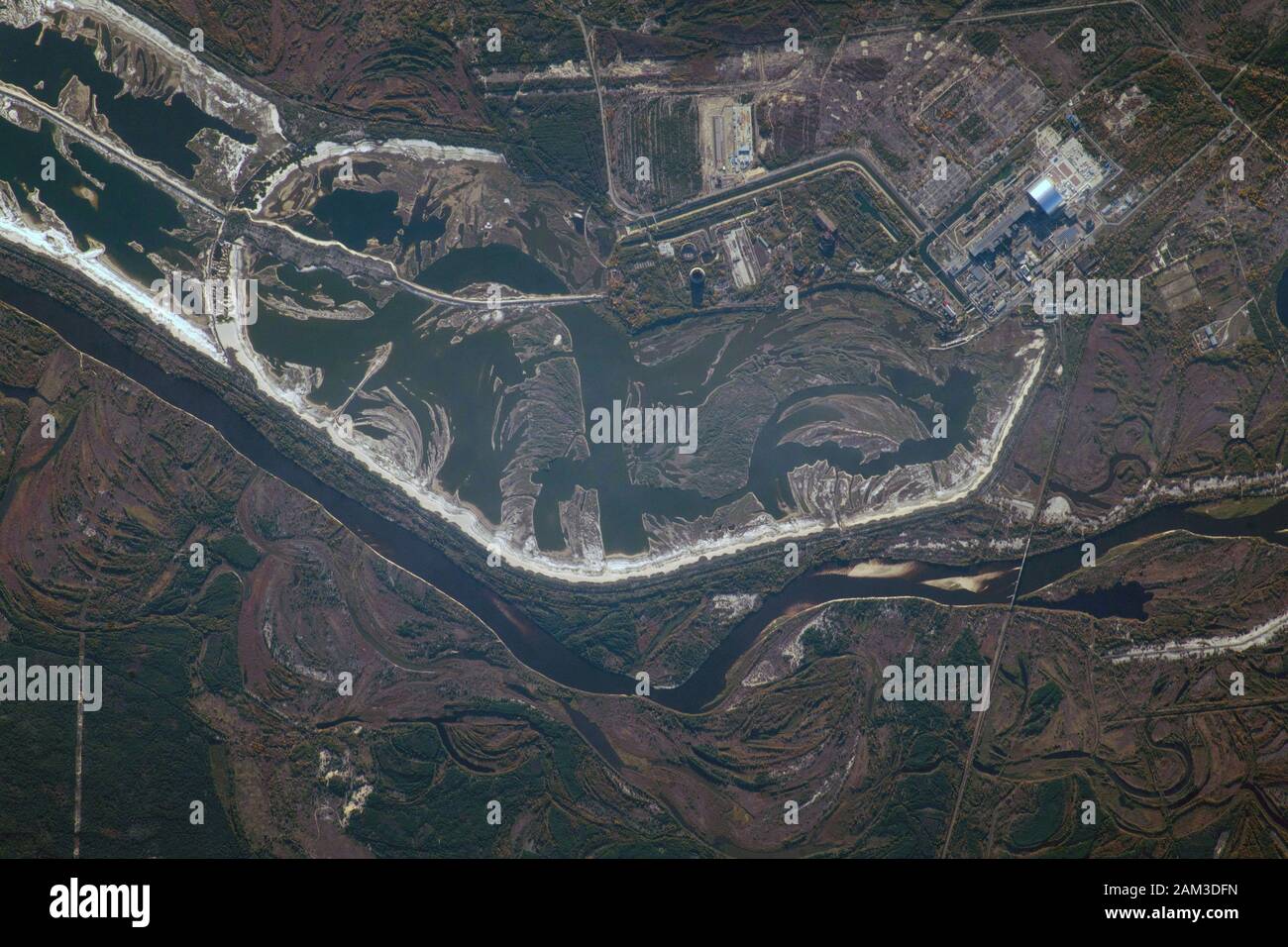 Ukraine - 14 octobre 2018 - la centrale nucléaire de Tchernobyl sur la rivière Pripyat dans le nord de l'Ukraine a été représentée comme la Station spatiale internationale Banque D'Images