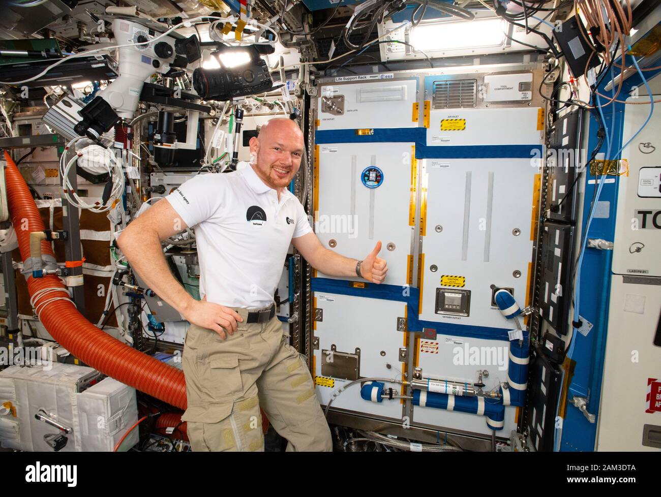 ISS - 19 octobre 2018 - expédition 57 Commandant Alexander Gerst de l'ESA (Agence spatiale européenne), entouré d'appareils d'exercice et de science à l'intérieur du Dest américain Banque D'Images