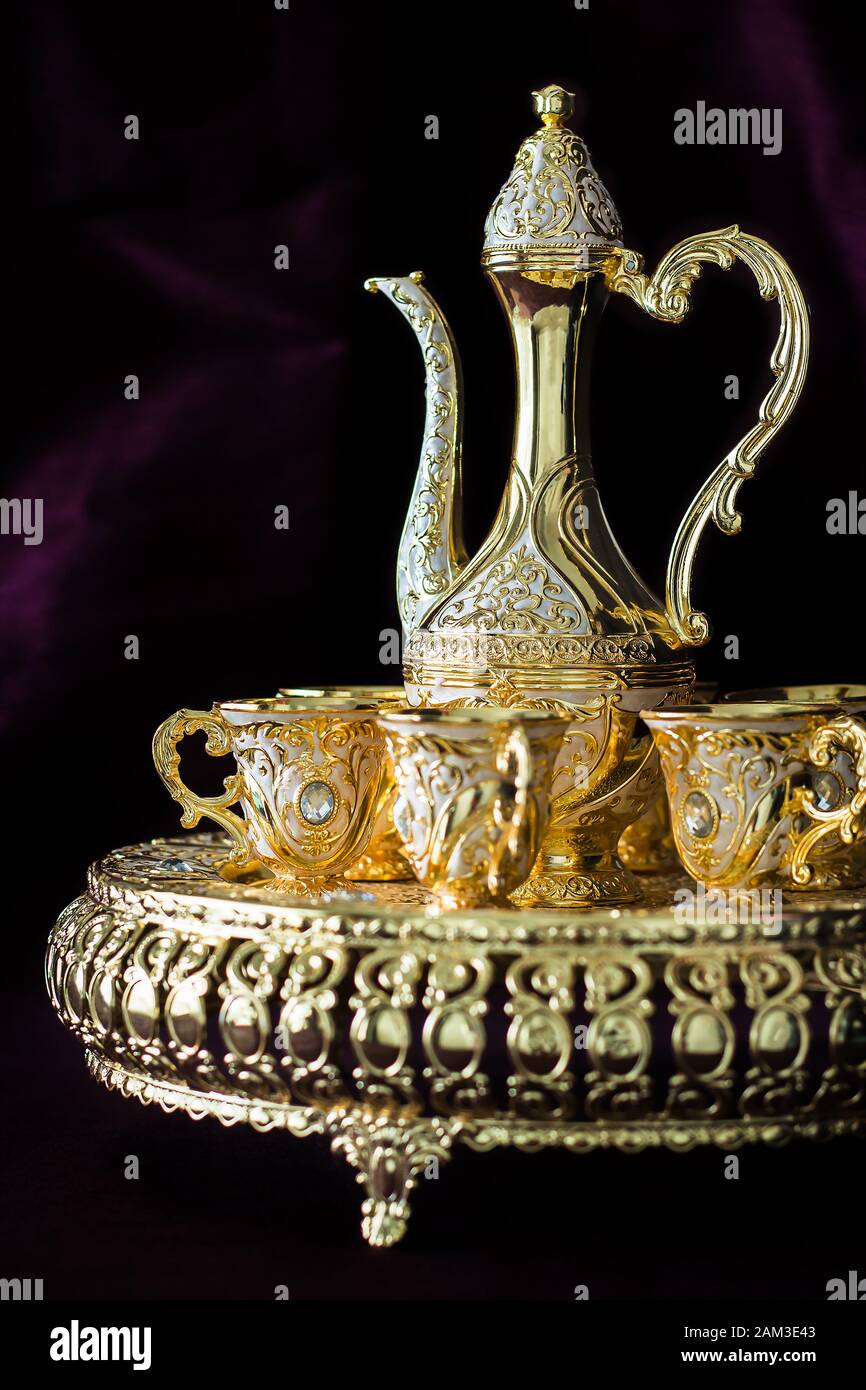 Toujours la vie traditionnel arabe Golden Coffee set avec dallah. Fond sombre. Photo verticale Banque D'Images