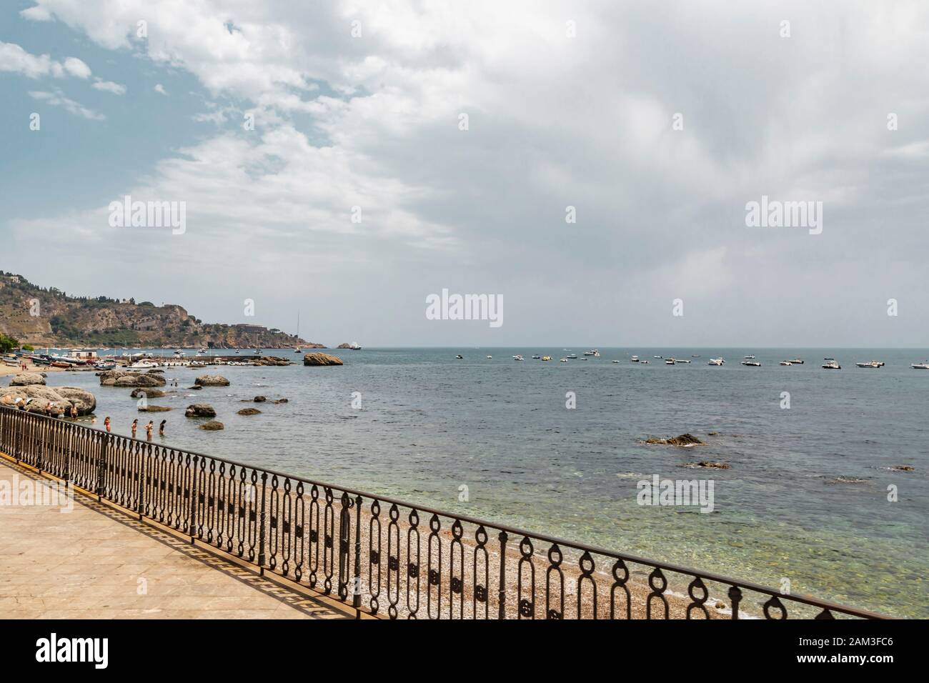Taormine Sicile, Italie - 9 juillet 2019: Vue sur le paysage de la mer turquoise méditerranéenne sur la rive de l'île Banque D'Images