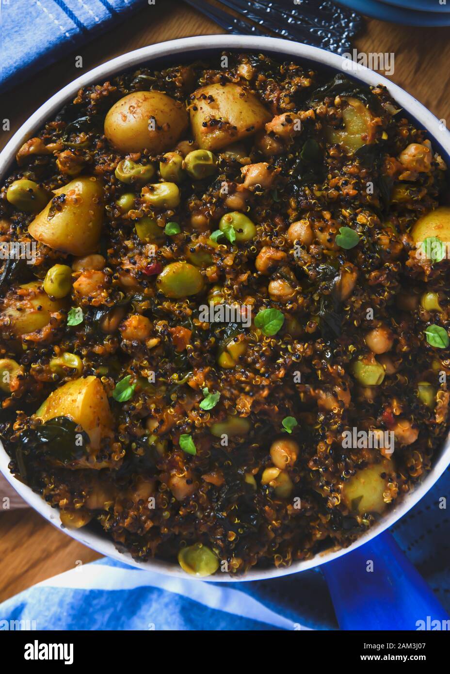 cari vertical de pois chiches et de quinoa à base de plantes avec espace de prise en charge des pommes de terre pour l'espace de copie filtre ajouté Banque D'Images