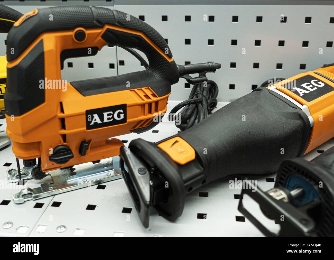 Kiev, Ukraine. 8 janvier, 2020. Dans cette photo illustration AEG electric vu fretsaws affichée sur une étagère dans un magasin. Crédit : Igor Golovniov SOPA/Images/ZUMA/Alamy Fil Live News Banque D'Images