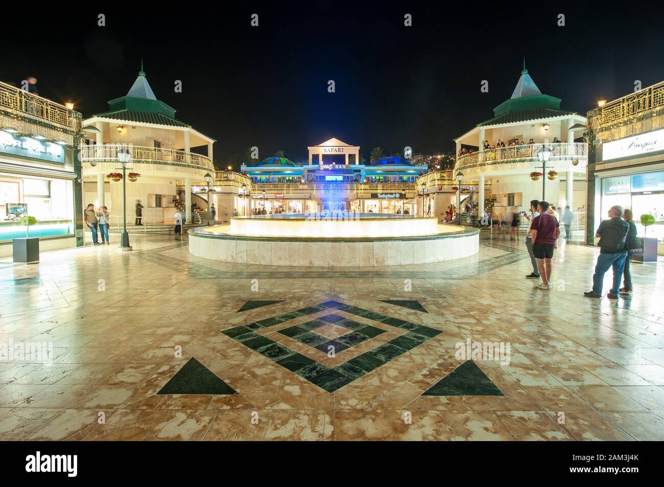 Musique et spectacle de fontaine dans un centre commercial à l'avenue Avenida de las Americas dans la célèbre ville de Los Cristianos à Tenerife. Banque D'Images