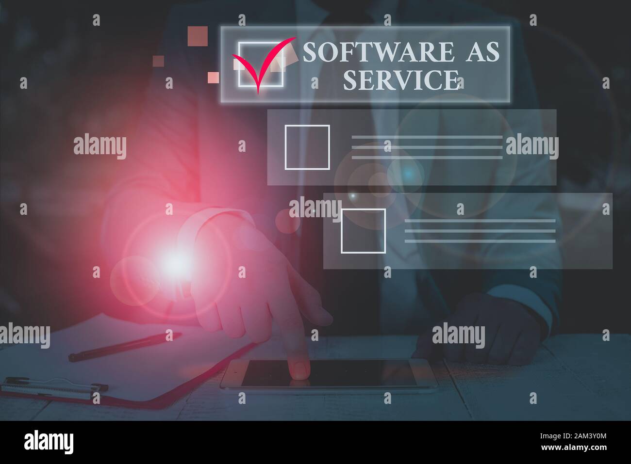 Main conceptuel écrit, indiquant le logiciel en tant que service. Le sens du concept Deanalysisd sur abonnement sous licence centralisée et Banque D'Images
