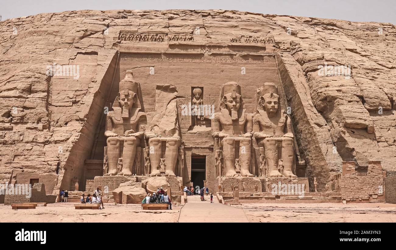 Statues dans le temple d'Abu Simbel - les temples étonnants de Ramsès II à Louxor Banque D'Images