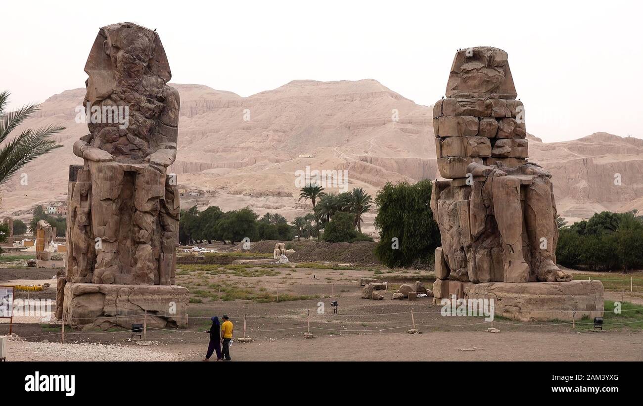 Les Colossi de Memnon sont deux statues massives en pierre du Pharaon Amenhotep III Depuis 1350 BCE, ils sont dans la nécropole thébaine, nous a situés Banque D'Images