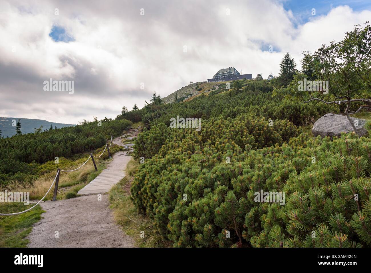 Chemin de refuge sur la montagne Szrenica dans les montagnes géantes polistiques Banque D'Images