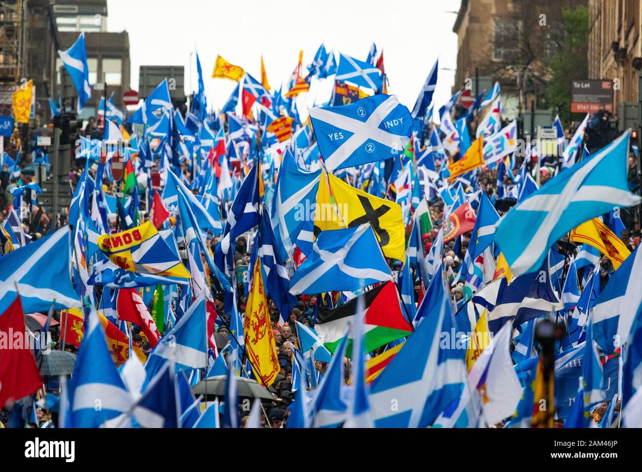 Glasgow, Écosse, Royaume-Uni. 11 janvier 2020. Des milliers de partisans de l'indépendance défilent dans les rues de Glasgow malgré la pluie battante. L'événement a été organisé Par Tous Sous One Banner, le groupe de pression populaire pour l'indépendance écossaise. Crédit: Kay Roxby/Alay Live News Banque D'Images
