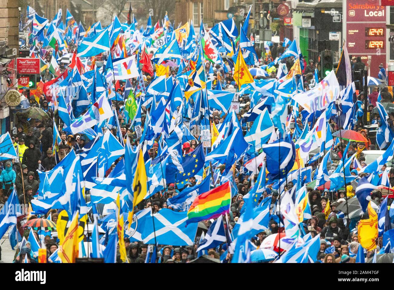 Glasgow, Écosse, Royaume-Uni. 11 janvier 2020. Des milliers de partisans de l'indépendance défilent dans les rues de Glasgow malgré la pluie battante. L'événement a été organisé Par Tous Sous One Banner, le groupe de pression populaire pour l'indépendance écossaise. Crédit: Kay Roxby/Alay Live News Banque D'Images