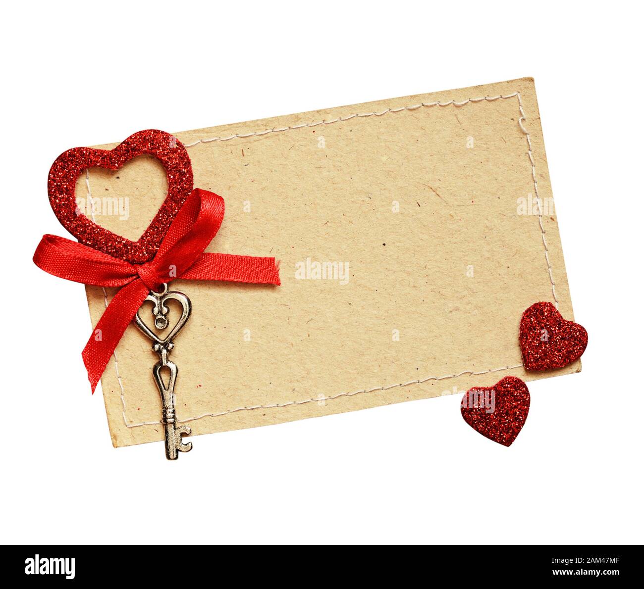Carte de vœux avec ruban rouge et clé pour la Saint-Valentin isolée sur blanc Banque D'Images
