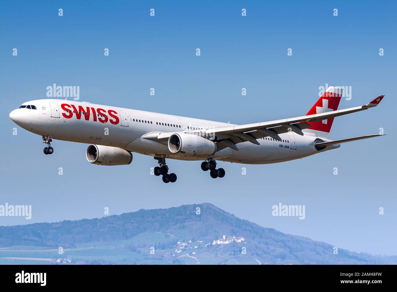 Zurich, Suisse - 31 mars 2019 : avion Airbus   de Swiss International Airlines à l'aéroport de Zurich (ZRH) en Suisse. Airbus est un avion Banque D'Images