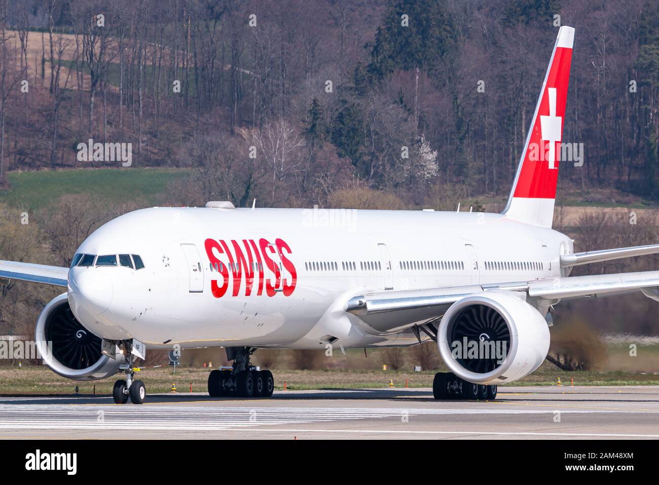 Zurich, Suisse - 31 mars 2019 : avion Boeing 777 de Swiss International Airlines à l'aéroport de Zurich (ZRH) en Suisse. Boeing est un avion M. Banque D'Images