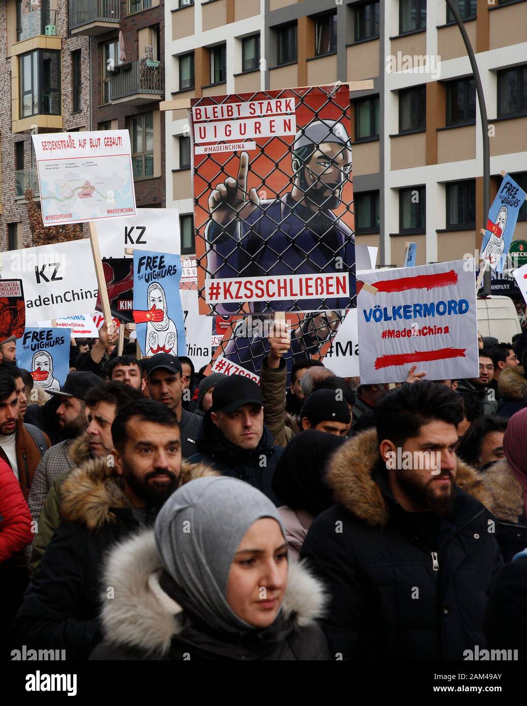 Hambourg, Allemagne. 11Th Jan, 2020. Les gens manifester contre l'oppression de la minorité musulmane ouïgoure en Chine. Sur une des affiches, l'image d'un Musulman derrière un treillis métallique avec l'index se lit 'rester strong Ouïgours", ci-dessous il KZschliessen '# '. Le Bureau de Hambourg pour la protection de la Constitution a déclaré que la manifestation était organisée par les islamistes. Derrière l'organisateur Génération 'Islam' masque l'organisation interdite Hizb ut-Tahrir (Parti de la libération). Photo : Markus Scholz/dpa/Alamy Live News Banque D'Images