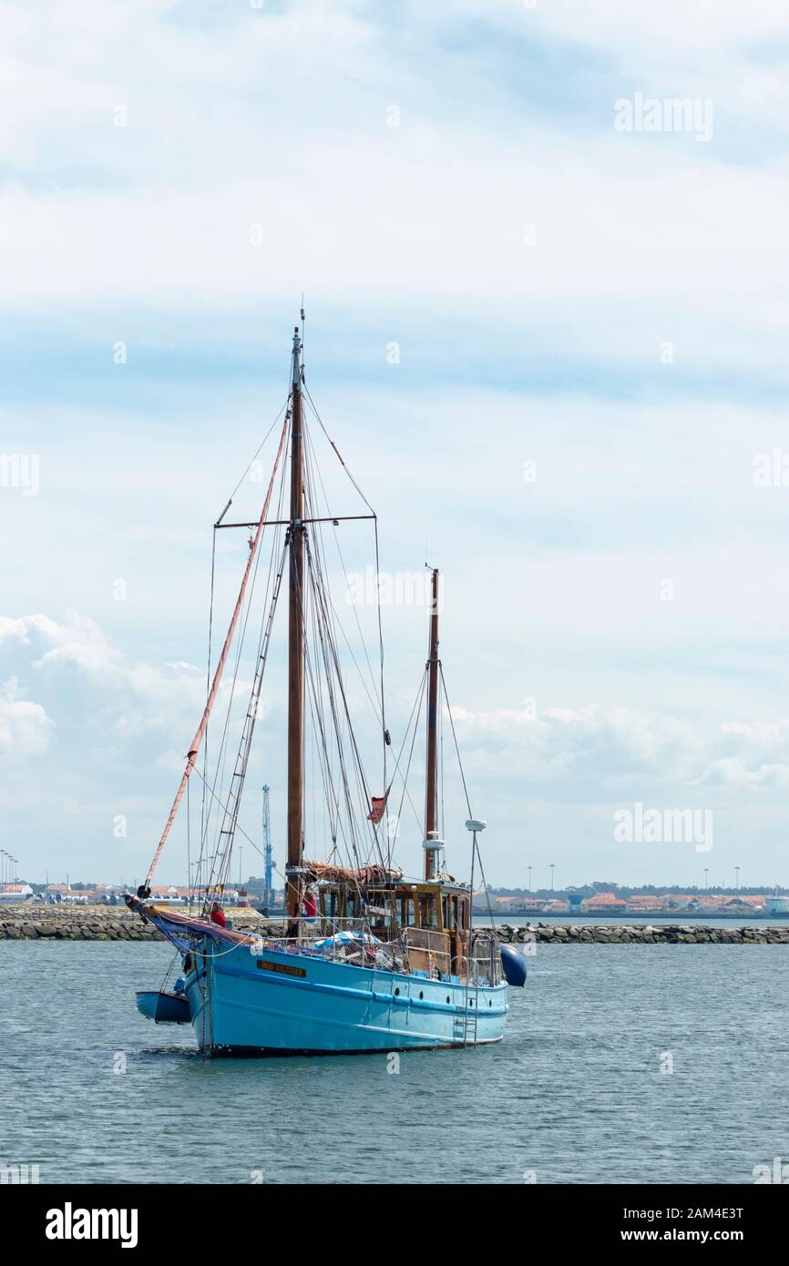 Un vieux bateau de pêche converti en un yacht dans le port d'Aveiro Portugal Sao Jacinto Banque D'Images