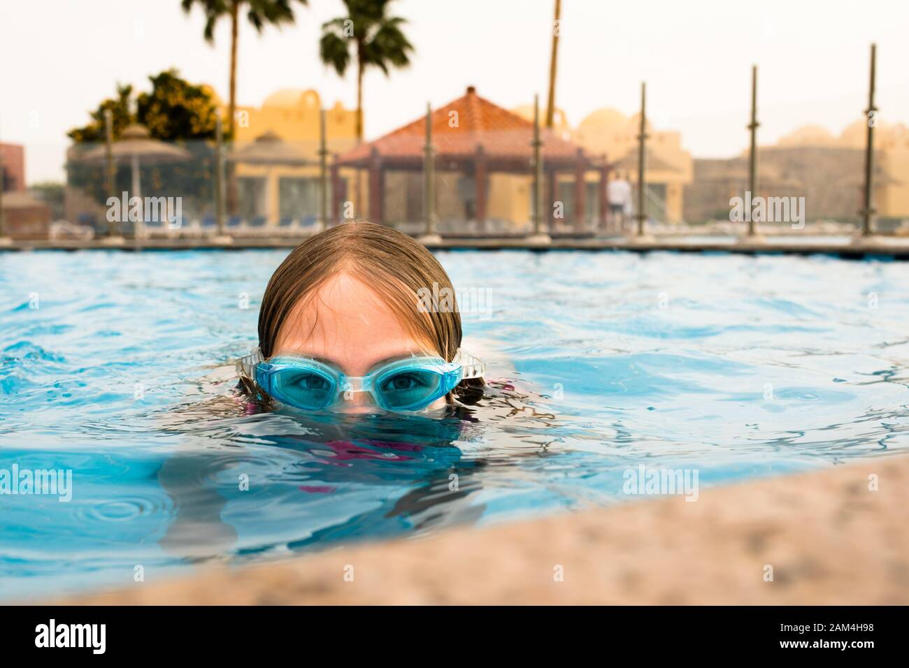 Plongée sous-marine jeune fille s'amuser dans la piscine avec Des Lunettes de Protection. Concept d'été. Vacances D'Été. Banque D'Images