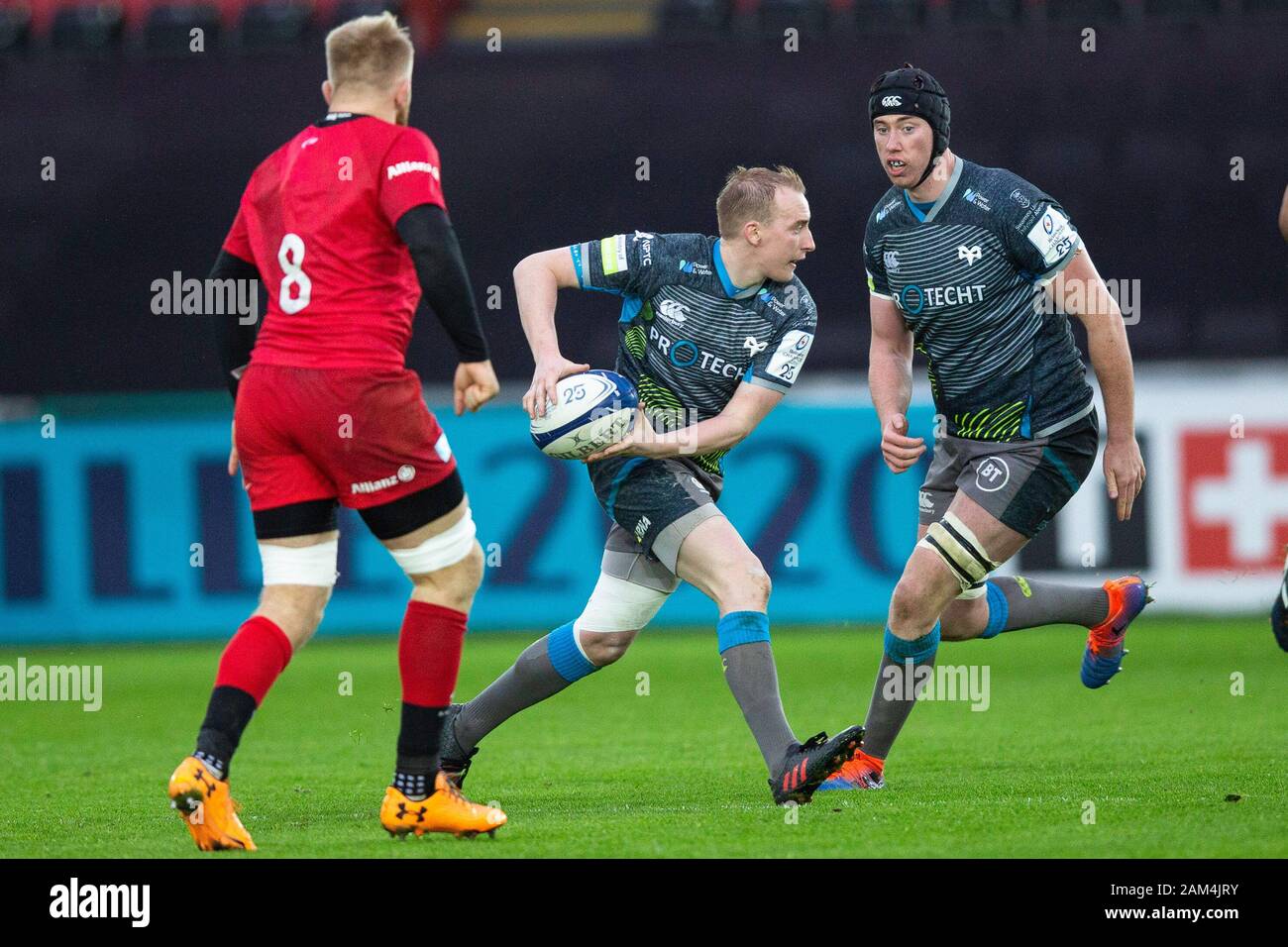 Swansea, Royaume-Uni. 11Th Jan, 2020. Ospreys volent la moitié Luc : passe le ballon dans les Ospreys v Saracens Heineken Cup Rugby Match des Champions. Credit : Gruffydd Ll. Thomas/Alamy Live News Banque D'Images