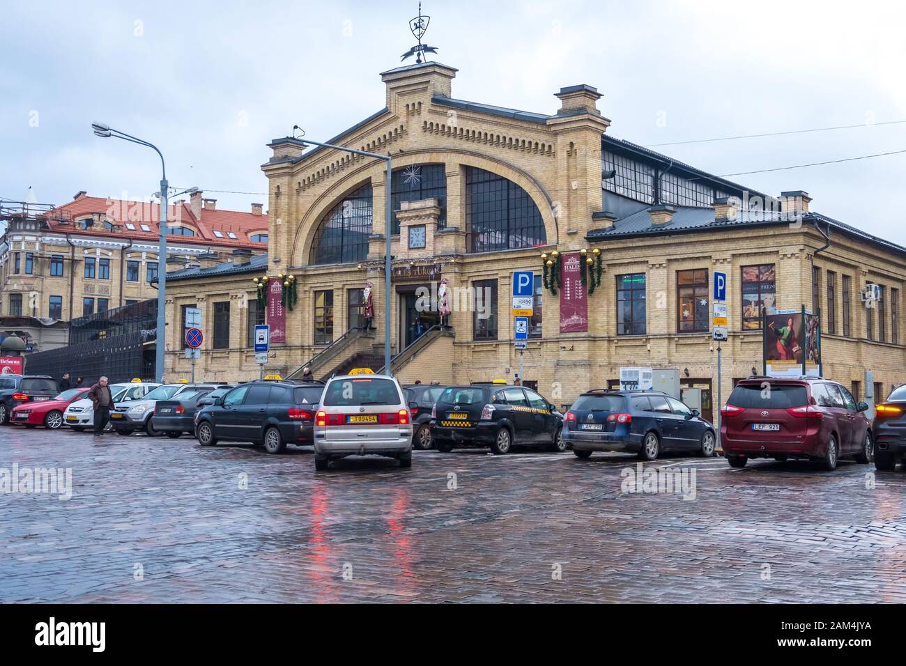 Vilnius, Lituanie - 15 décembre 2019: Marché Hall ou Hales Turgus est une salle de marché couverte dans le centre de Vilnius, Lituanie Banque D'Images