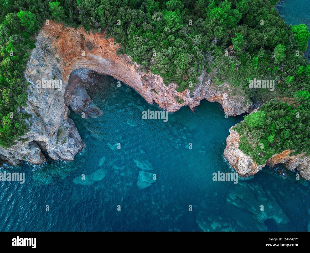 Vue aérienne d'une falaise abrupte, la nature préservée de la côte du Monténégro. Mer de grottes et de gorges remplaçant sur la côte Méditerranéenne Banque D'Images