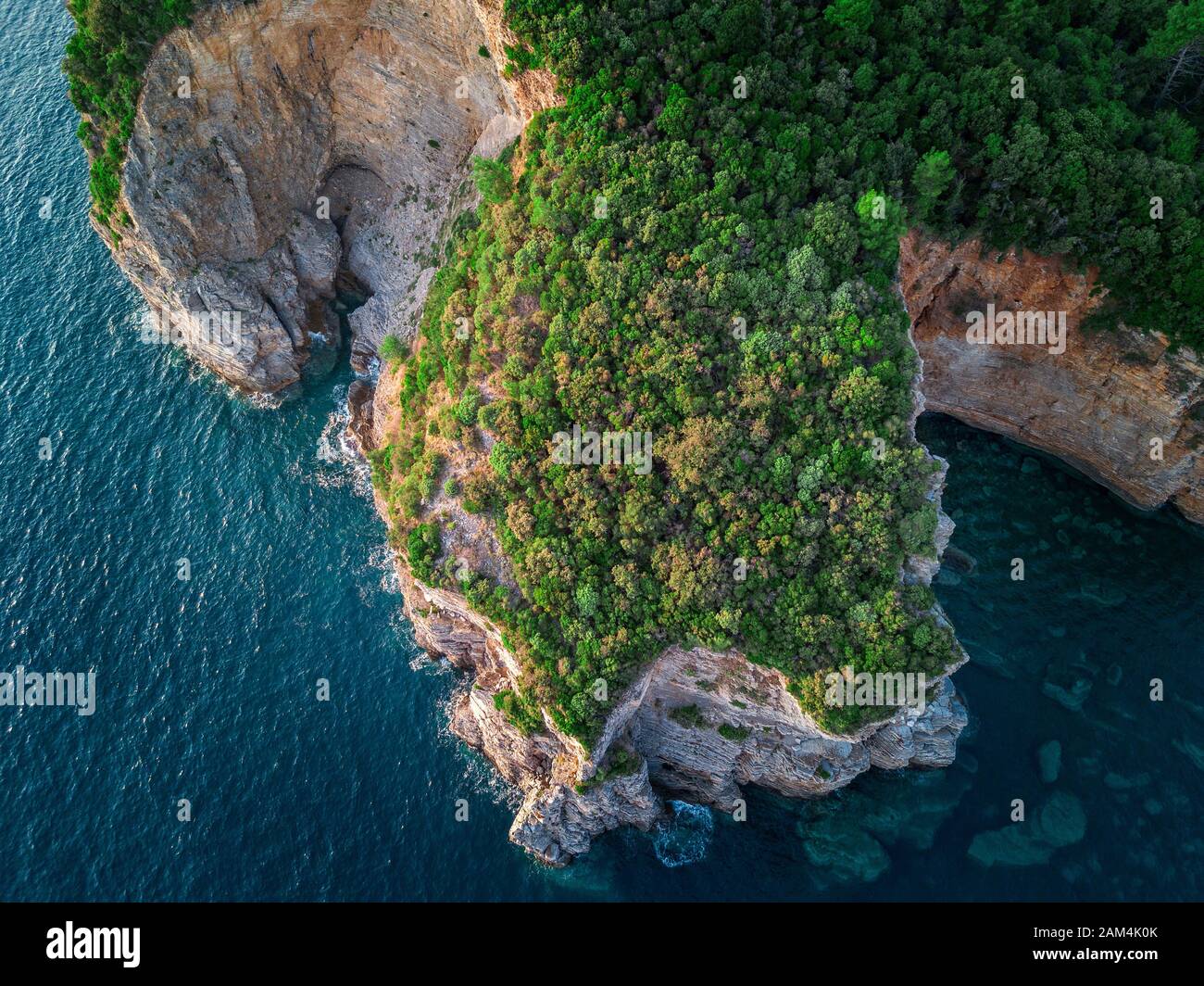 Vue aérienne d'une falaise abrupte, la nature préservée de la côte du Monténégro. Mer de grottes et de gorges remplaçant sur la côte Méditerranéenne Banque D'Images