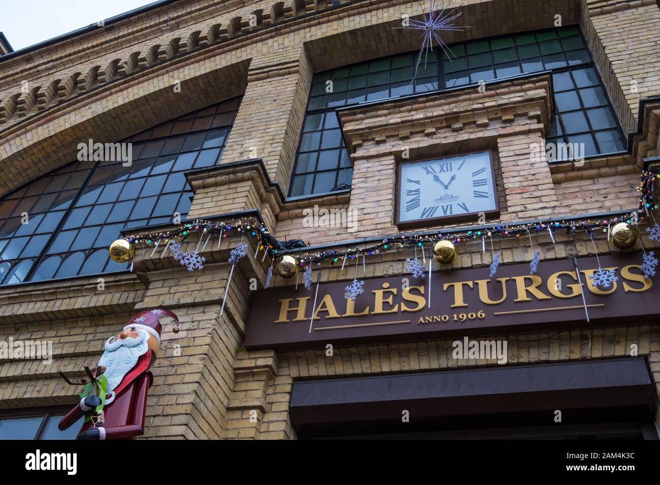 Vilnius, Lituanie - 15 décembre 2019: Marché Hall ou Hales Turgus est une salle de marché couverte dans le centre de Vilnius, Lituanie Banque D'Images
