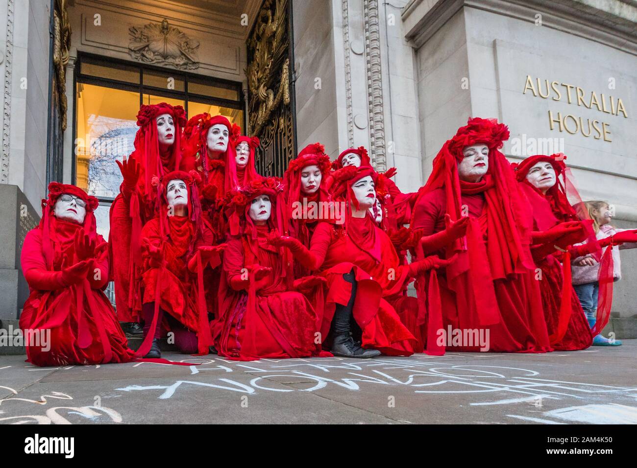 Rébellion d'extinction de protestation devant l'Australie (la Haute Commission) à Londres à l'égard des changements climatiques entraînant de graves incendies sauvages. Banque D'Images