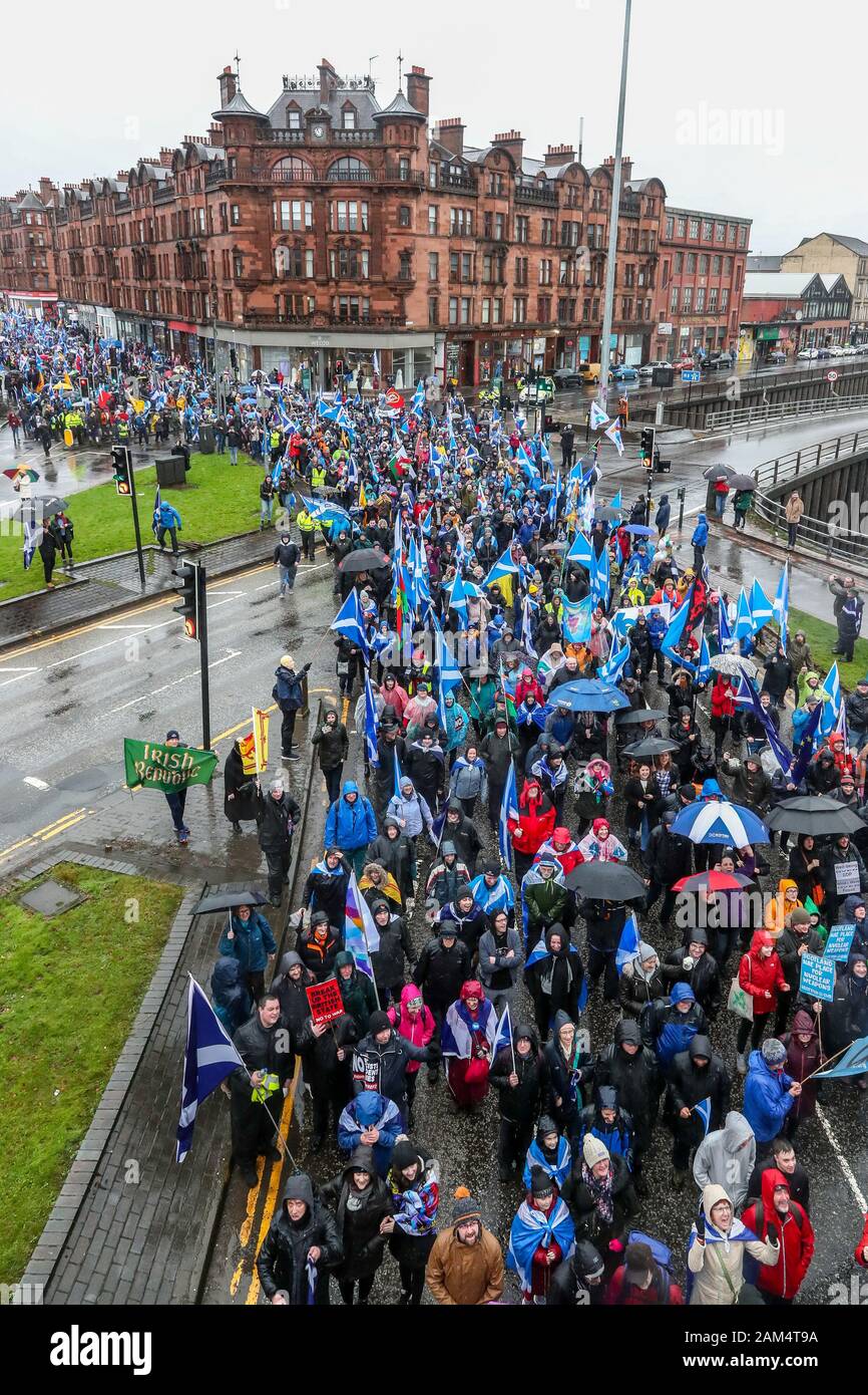 Glasgow, Royaume-Uni. 11 décembre 2020. Le tout sous une même bannière, une organisation parapluie pour tous les groupes de l'indépendance de l'Ecosse a organisé une marche à travers le centre-ville de Glasgow à l'appui de l'indépendance écossaise, anti Brexit et anti gouvernement conservateur. Les organisateurs avaient la permission pour jusqu'à 100 000 manifestants à prendre part et quelques jours avant avait déclaré qu'il pourrait y avoir jusqu'à 300 000. Credit : Findlay / Alamy News Banque D'Images