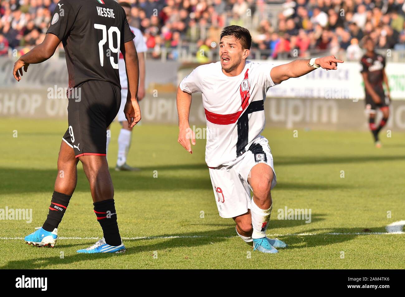Cagliari, Italie. 11Th Jan, 2020. Giovanni simeone de Cagliari Calcio lors de Cagliari vs AC Milan - Serie A soccer italien Championnat Hommes - Crédit : LPS/Luigi Canu/Alamy Live News Banque D'Images