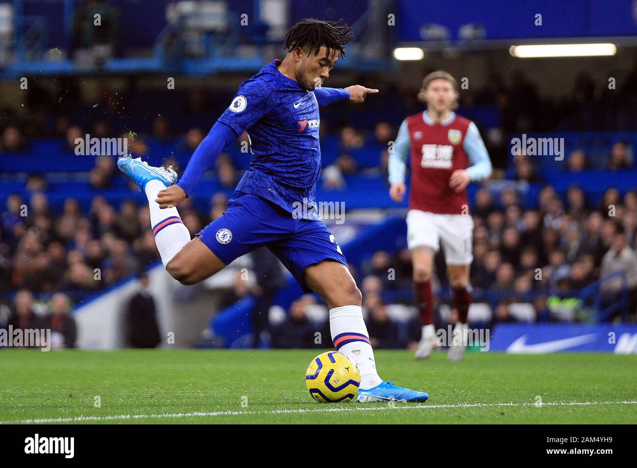Londres, Royaume-Uni. 11Th Jan, 2020. James Reece de Chelsea prend un tir au but. Premier League, Chelsea v Burnley à Stamford Bridge à Londres le samedi 11 janvier 2020. Cette image ne peut être utilisé qu'à des fins rédactionnelles. Usage éditorial uniquement, licence requise pour un usage commercial. Aucune utilisation de pari, de jeux ou d'un seul club/ligue/dvd publications. pic par Steffan Bowen/ Crédit : Andrew Orchard la photographie de sport/Alamy Live News Banque D'Images