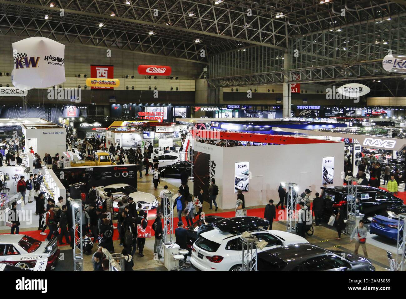 Chiba, Japon. 11Th Jan, 2020. Les visiteurs se réunissent pendant la Tokyo Auto Salon 2020 au Makuhari Messe Convention internationale complexe. Tokyo Auto Salon automobile est une exposition présentant leurs derniers produits et solutions technologiques pour les voitures. Le salon se déroule du 10 au 12 janvier. Credit : Rodrigo Reyes Marin/ZUMA/Alamy Fil Live News Banque D'Images