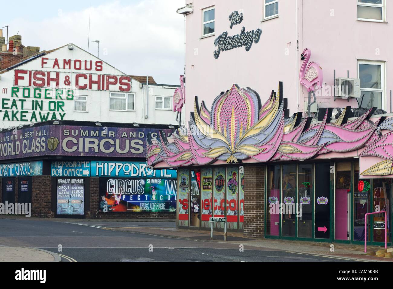 Le Flamingo et cirque d'été, avec le célèbre fish and chips sur St Peters Road Great Yarmouth Banque D'Images