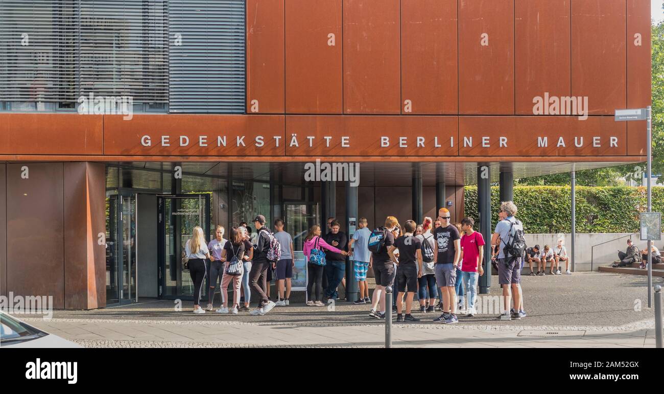 visiteurs devant gedenkstaette berliner mauer, mémorial du mur de berlin, centre d'accueil Banque D'Images