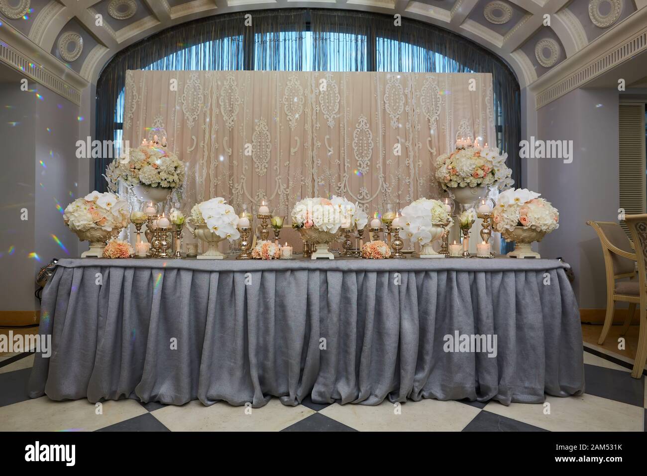 Luxe, réception de mariage élégant arrangement de table, centre de table floral Banque D'Images