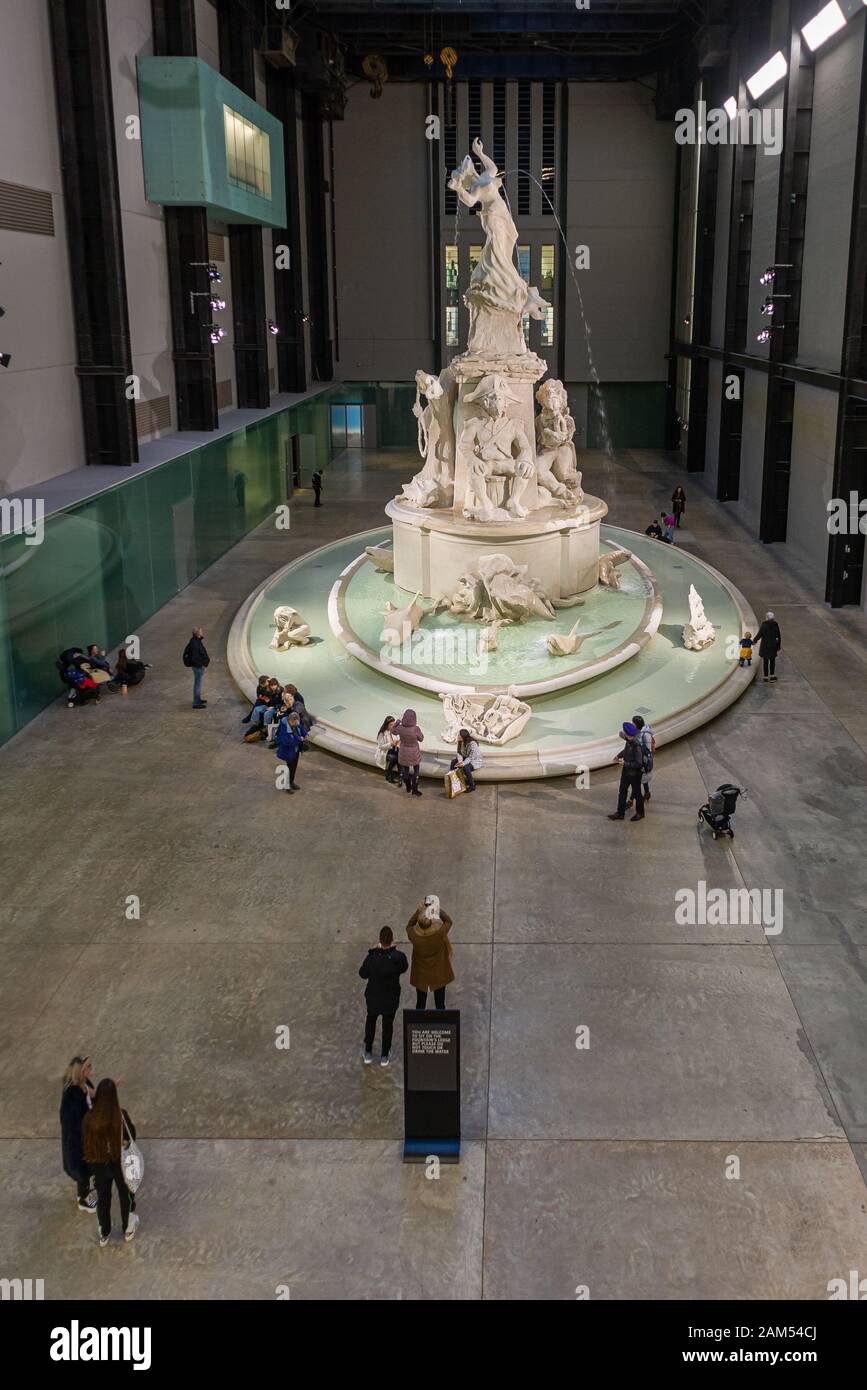 Fons Americanus, sculpture de fontaine géante de Kara Walker dans la salle de turbine de la galerie D'art Moderne Tate, Londres Banque D'Images