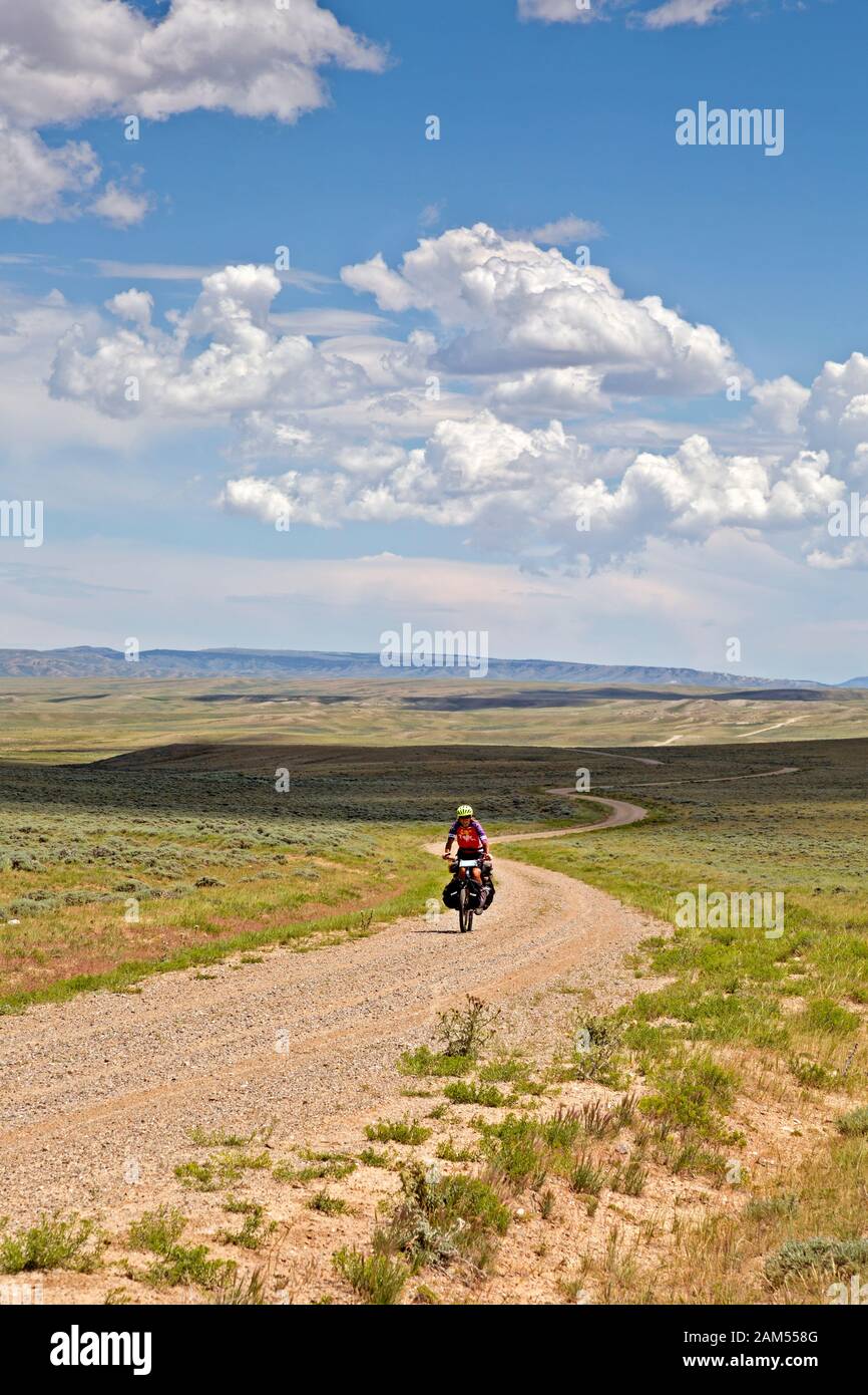 WY03934-00...WYOMING - route qui serpente à travers les vastes prairies de la Great Divide Basin, à la suite de la Grande Division Mountain Bike Route. Banque D'Images