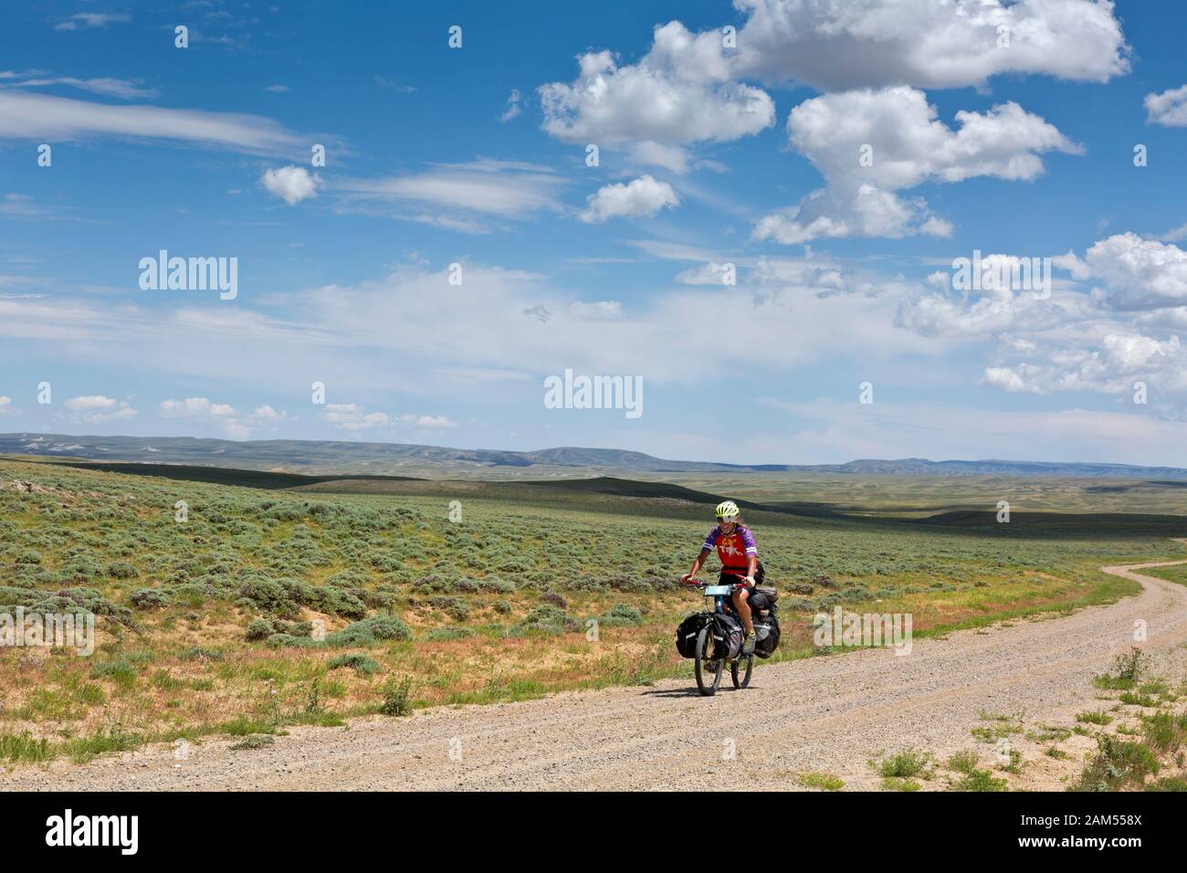 WY03935-00...WYOMING - route qui serpente à travers les vastes prairies de la Great Divide Basin, à la suite de la Grande Division Mountain Bike Route. Banque D'Images