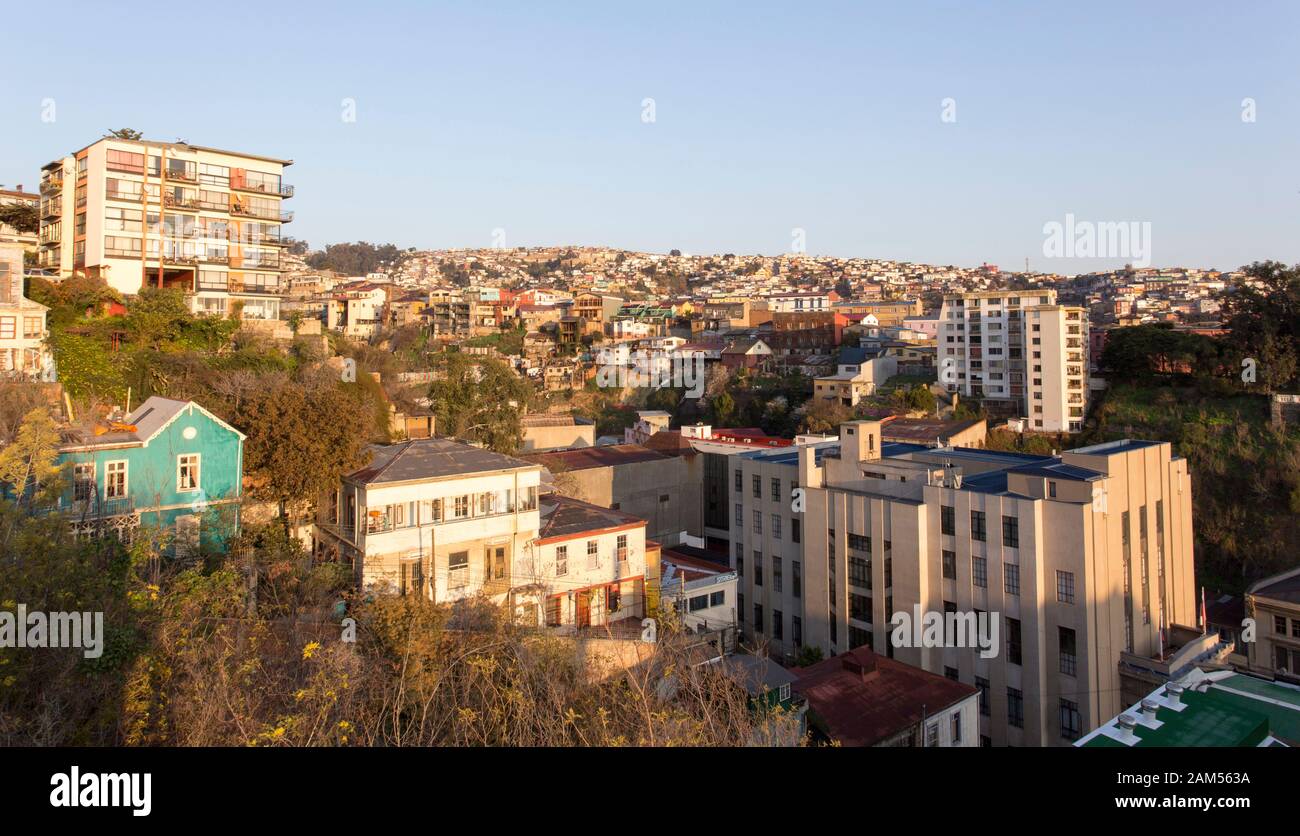 Valparaiso, Chili - 09 août 2019: Vue des maisons colorées dans l'une des collines de Valparaiso Banque D'Images