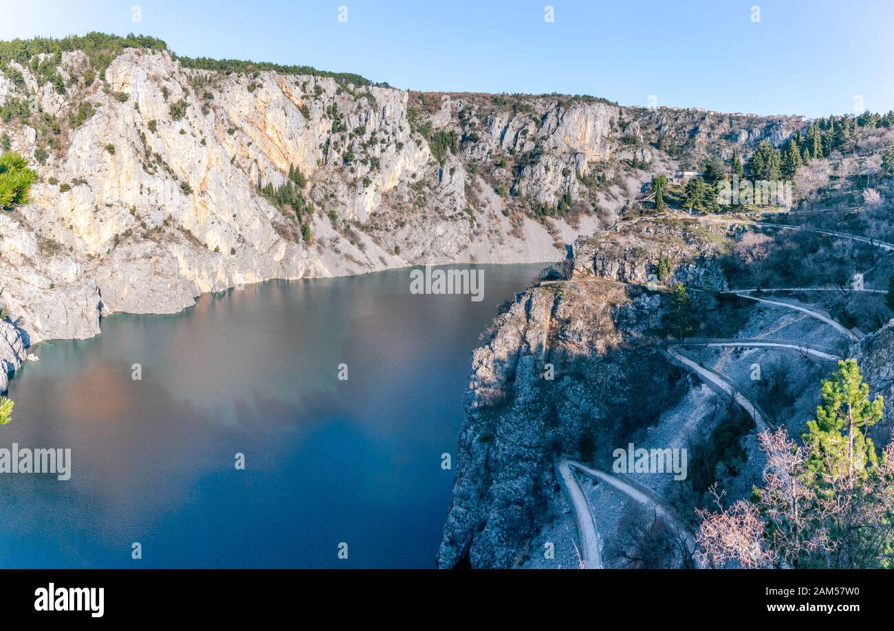 Lac Blue À Imotski, Croatie. Comme le lac Rouge voisin, il se trouve dans un profond trou de sinus formé par l'effondrement d'une énorme grotte. Escaliers menant à Banque D'Images