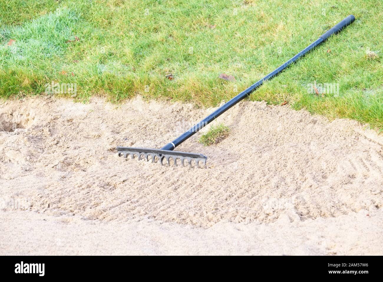 En râteau à bunker sable liens golf green pour les golfeurs Photo Stock -  Alamy