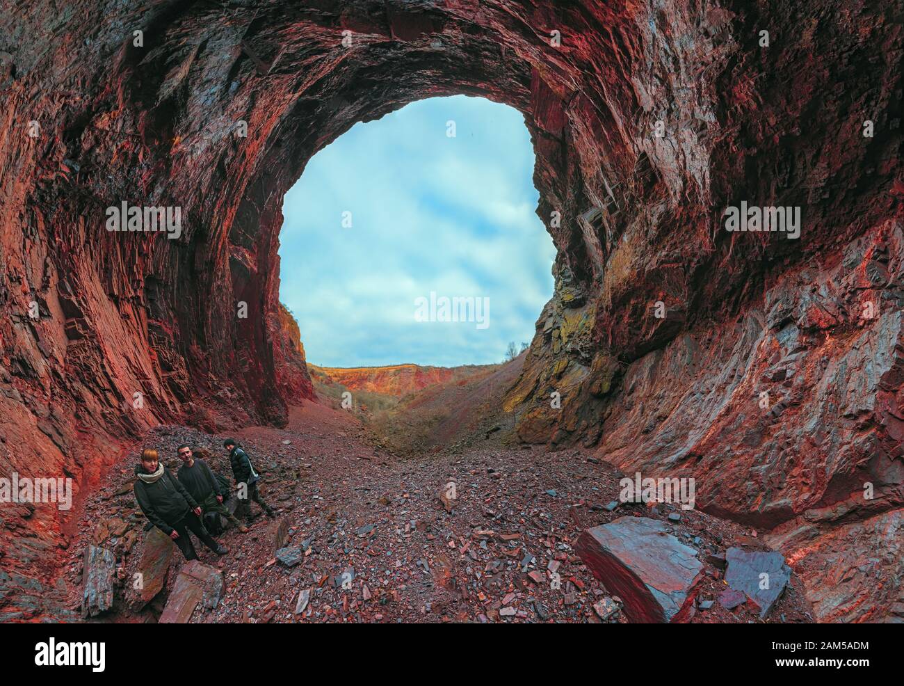 Les gens qui restent au fond de l'effondrement sinkhole à la journée. Pierres de schiste. Paysage techogénique d'automne brillant. Krivoy Rog, Ukraine Banque D'Images