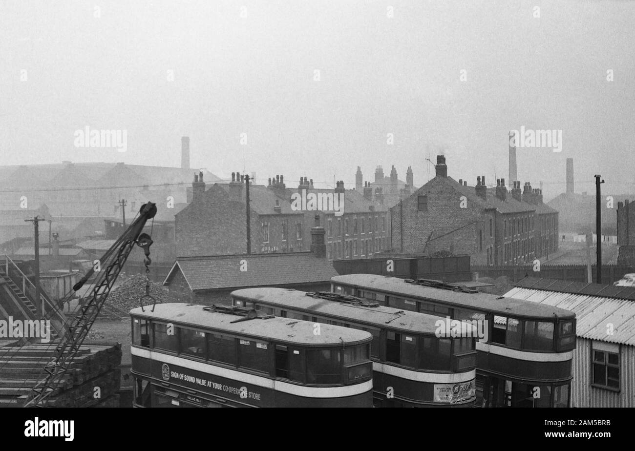 Les tramways Standard Leeds à Joseph Standish Ltd casse sur l'hébergement en route Leeds. Image prise en 1959. Banque D'Images